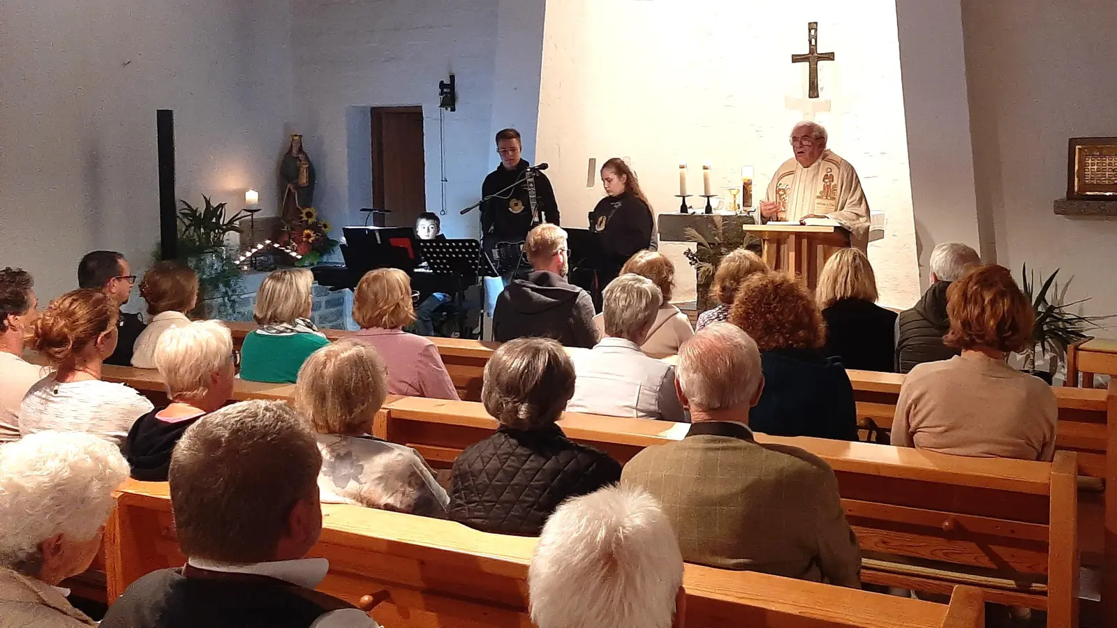 Den Bruder-Klaus-Gottesdienst zelebriert der KLB-Kreisseelsorger Pfarrer Gerhard Pausch. Musikalische Umrahmung durch die Ministrantenband Parkstein. (Bild: Horst Pleyer)