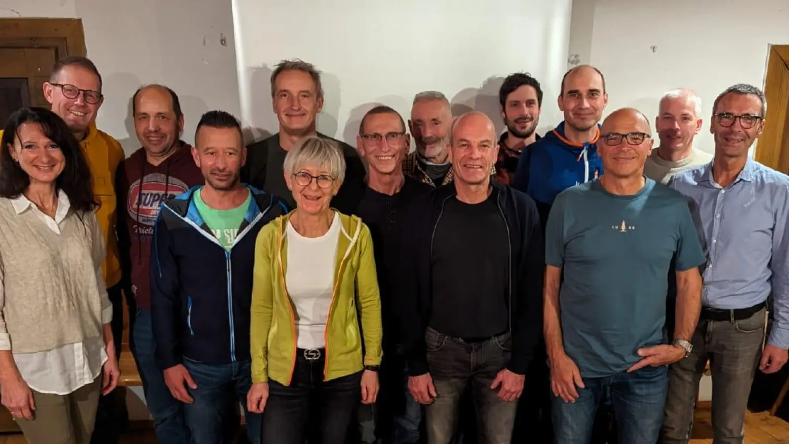 Den neuen Vorstand des RSC Neukirchen bilden (von links) Angela und Jürgen Fruth, Christian Langhans, Michael Trautmann, Sigfried Hierl, Christa Englhard, Manfred Rubenbauer, Günther Rösel, Karl-Heinz-Englhard, Sebastian Haas, Manfred Neumüller, Hans Deyerl und Klaus Ackermann. Rechts Bürgermeister Peter Achatzi. (Bild: lhc)