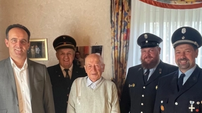 Beim Geburtstagsbesuch: (von links) Bürgermeister Hans-Jürgen Strehl, Andreas Wilhelm, der Jubilar Ernst Pickel, Walter Pilhofer und Alexander Luber.  (Bild: lei)