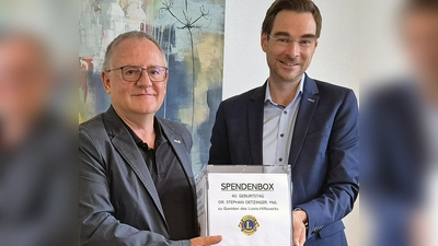 Dr. Stephan Oetzinger (rechts) übergibt die gut gefüllte Box mit Spenden zu seinem Geburtstag an Dr. Elmar Baumer vom Lions-Hilfswerk Weiden e.V..  (Bild: Elmar Baumer)