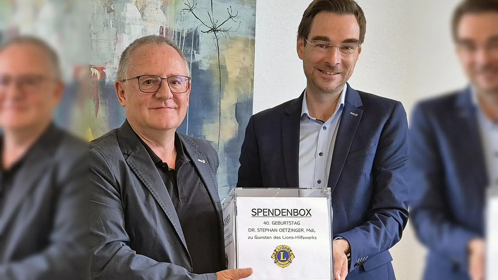 Dr. Stephan Oetzinger (rechts) übergibt die gut gefüllte Box mit Spenden zu seinem Geburtstag an Dr. Elmar Baumer vom Lions-Hilfswerk Weiden e.V..  (Bild: Elmar Baumer)