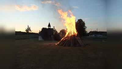 Das mächtige Johanni- und zugleich Sonnendfeuer der Wehr von Diebis nahe der Marienkapelle, wofür anlässlich der Trockenheit die FFW auch „Gewehr bei Fuß” stand! (Bild: Michael Götz)