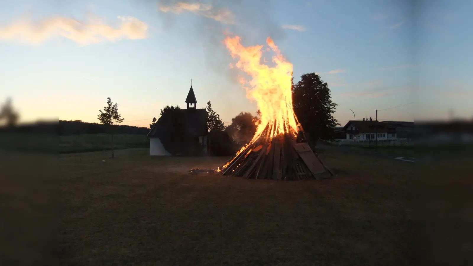 Das mächtige Johanni- und zugleich Sonnendfeuer der Wehr von Diebis nahe der Marienkapelle, wofür anlässlich der Trockenheit die FFW auch „Gewehr bei Fuß” stand! (Bild: Michael Götz)