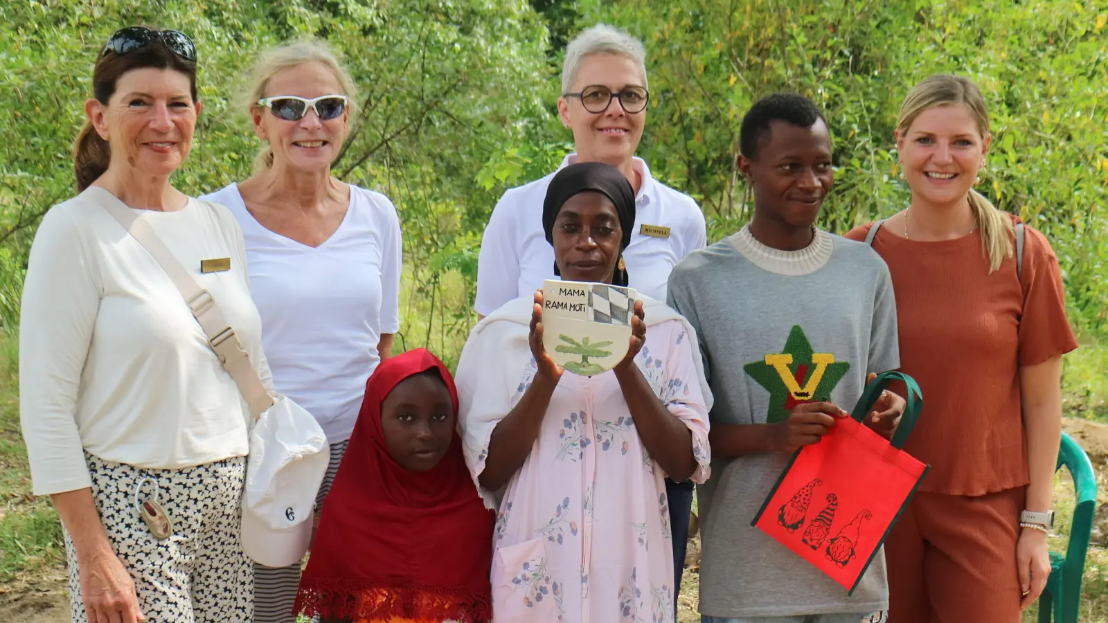 Iris Müller, Christiane Badenheuer, Michaela Wies und Carolin Gradl vom Inner Wheel Club Weiden mit Mama Ramamoti (mittig) und ihren beiden Kindern. Mit der 5.000 Euro Spende des IWC Weiden wurde durch Asante e.V. für die Familie aus Tiwi ein Haus gebaut. (Bild: Michaela Wies)