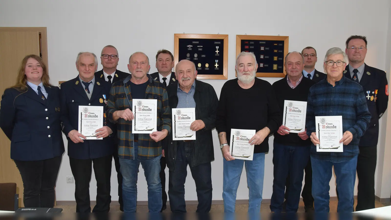 Treue Feuerwehrmitglieder wurden in Hohenburg geehrt. dazu gratulierten die neue Vorsitzende Sabrina Schindler (li), sowie Bürgermeister Florian Junkes (re) sowie Kreisbrandrat Christof Strobl und Kreisbrandmeister Alexander Graf (hi.li). Von links mit Urkunde Klaus Falk (50), Georg Kölbl (40), Anton Kramer (65), Georg Reindl (50), Egon Wittl (40) und Otto Weber (50) (Bild: Paul Böhm)