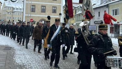 Die Bergknappenkapelle aus Sulzbach-Rosenberg begleitete den Bergknappenverein bei der traditionellen Barbarafeier in Auerbach. (Bild: Barbara Magerl/exb)