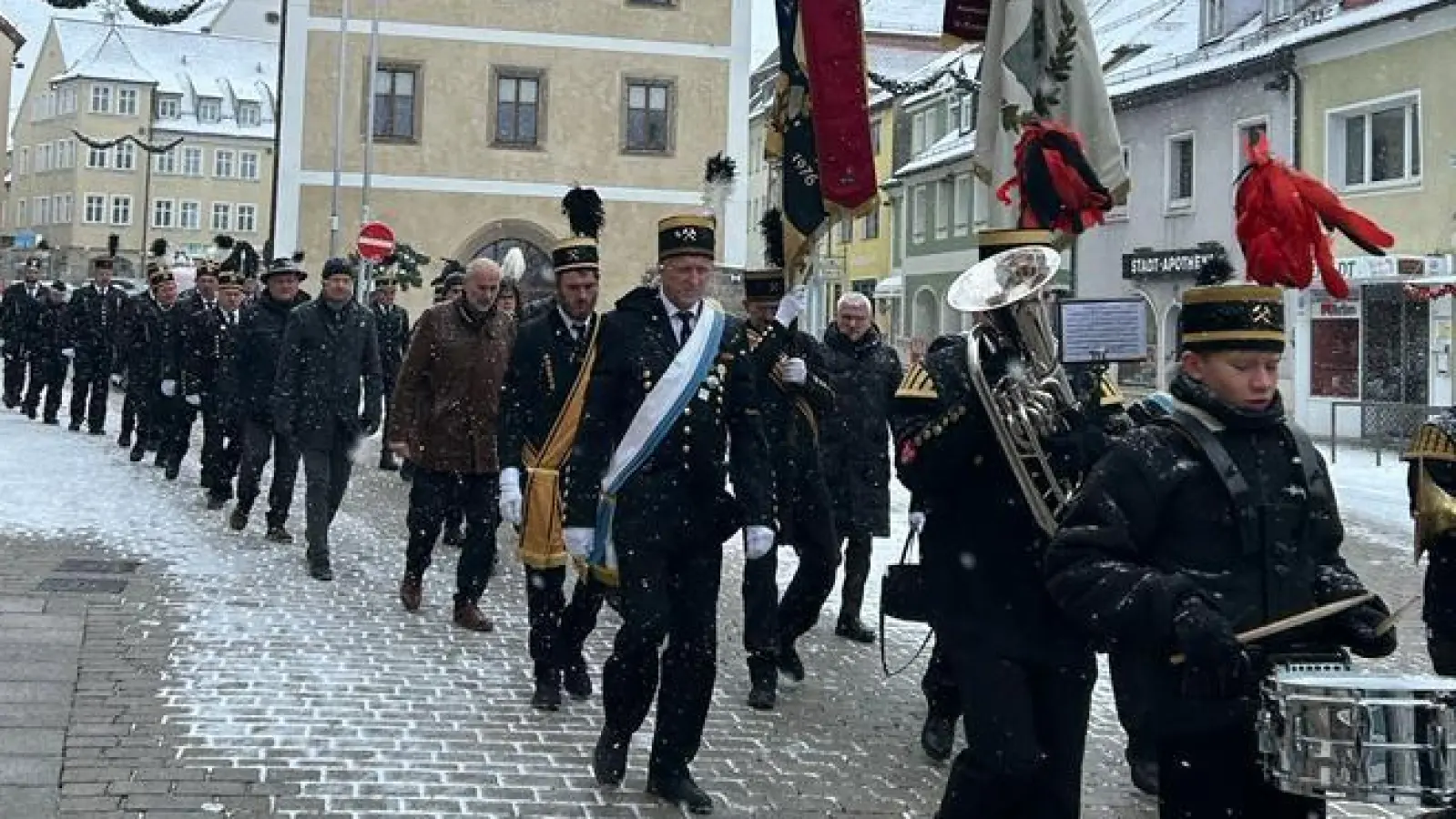 Die Bergknappenkapelle aus Sulzbach-Rosenberg begleitete den Bergknappenverein bei der traditionellen Barbarafeier in Auerbach. (Bild: Barbara Magerl/exb)