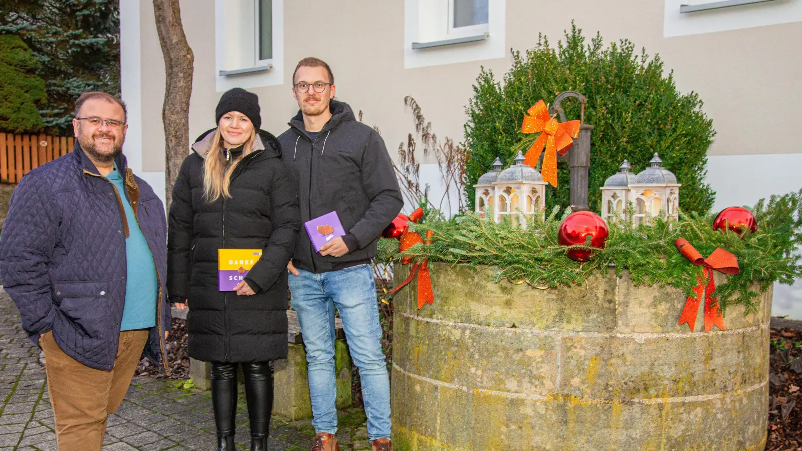 Der Dorfbrunnen, geschmückt vom Ehepaar Bauernschmidt, mit Bürgermeister Hans Walter (links). (Bild: Carolin Böckl)