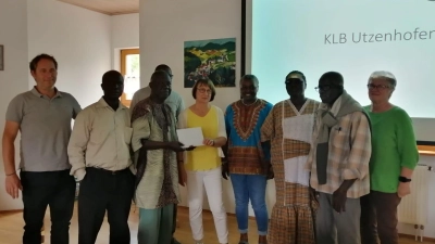 Auf dem Bild ist die Delegation aus dem Senegal mit Vertretern der Diözesanstelle der KLB Regensburg, Elisabeth Gassner und Thomas Schuster, sowie der KLB-Vorsitzenden der Ortsgruppe Utzenhofen, Margarete Hiereth, zu sehen. (Bild: Rosi Geitner)