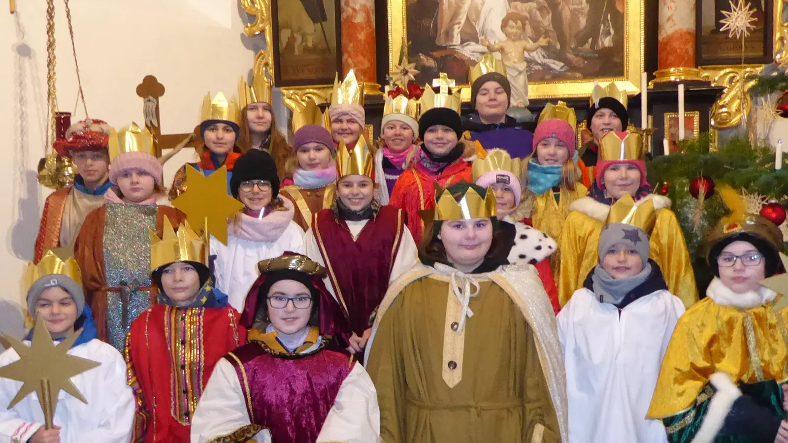 Von der Kirche St. Stephanus zogen die Kinder in Edelsfeld aus, um den Segen von Haus zu Haus zu tragen. (Bild: Hans Zeltsperger/exb)