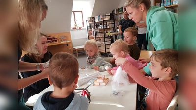 Eifrig waren die Kinder beim Basteln von Gespenstern und Prickeln in der Gemeinde- und Pfarrbücherei unter der Leitung von Jessica Krämer (Zweite von links).  (Bild: Peter Garreiss)