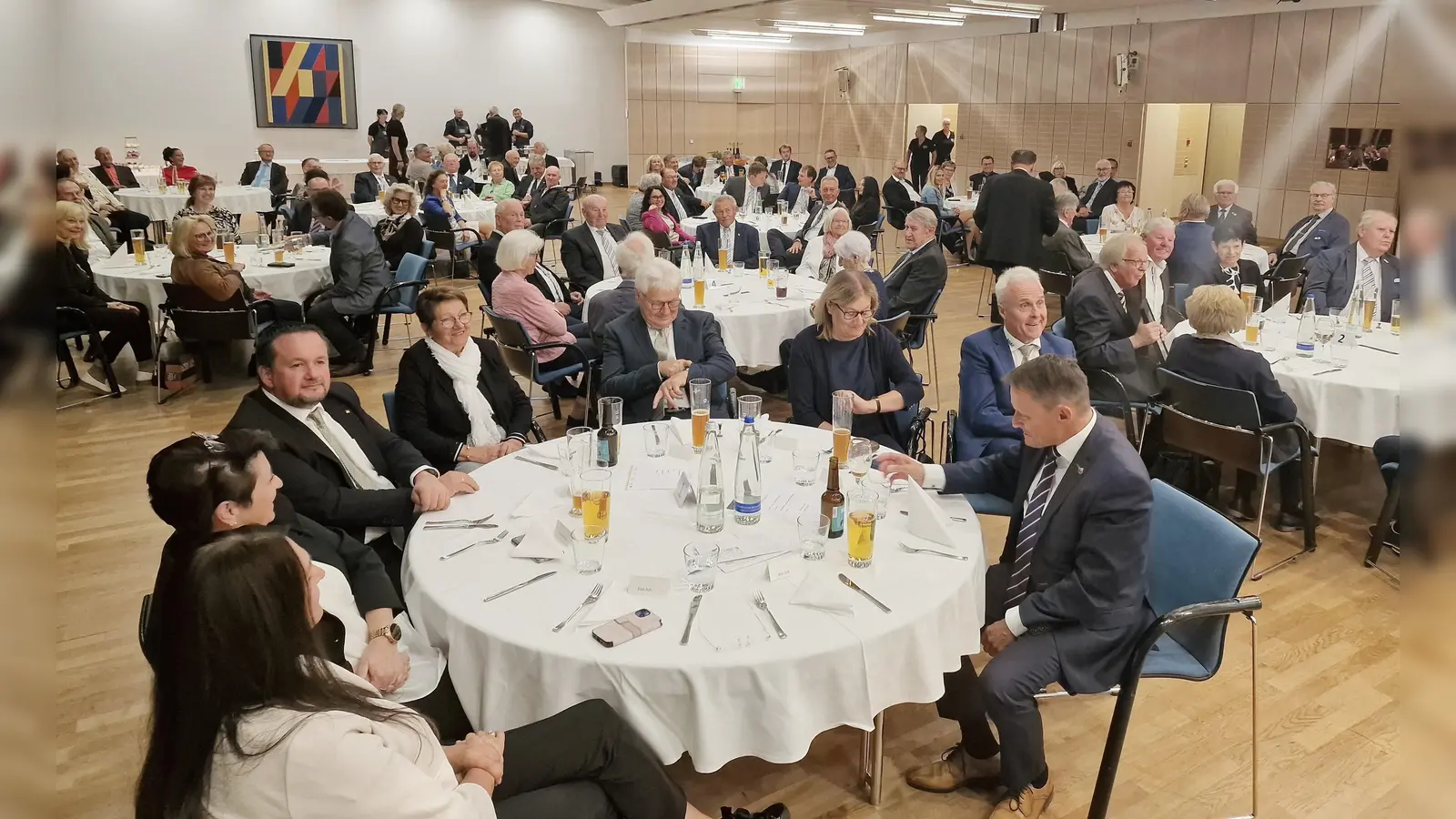 Ein Blick in die Saalrunde, es kamen neben Oberbürgermeister Jens Meyer auch zahlreiche Stadträte und Ehrengäste. (Bild: Reinhard Kreuzer)