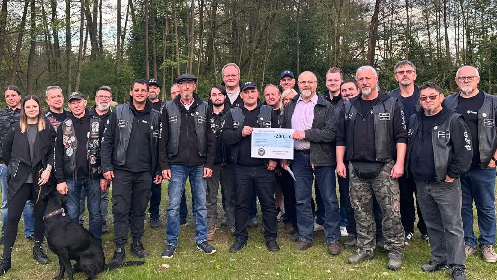 Raimo Grimm, der RC D&#39;Wüldara, Franz Schraml (Vorsitzender des Fördervereins Steinwaldkirche) und die Motorradfreunde GFP Erbendorf mit Clubhund Mailo bei der Spendenübergabe.  (Bild: GFP Motorradfreunde/exb)