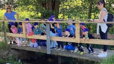 Die Themenwoche „Wasser” des Kinderhauses Mobile in Kulmain führte die Buben und Mädchen auch zur Kulmainer Furt. (Bild: Kinderhaus Mobile Kulmain/exb)