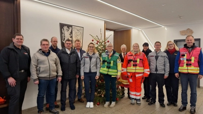 Von links nach rechts: Robert Schmid (kommissarischer Leiter ILS Nordoberpfalz), Stefan Gleißner (Kreisbrandrat Feuerwehr), Pastor Manuel Sauer (Evangelische Notfallseelsorge), Michael Werner (Zentrale Dienste ZRF Oberpfalz Nord), Reinhard Höcht (Sachgebietsleiter Sicherheit und Ordnung), Alexandra Ebenschwanger (Johanniter), Sabine Schiml (Notfallseelsorge, Leiterin/Fachberaterin PSNV), Eileen Fiddelke, Edwin Ulrich (BRK, beide Leiter PSNV), POM&#39;in Bettina Lehner (Betreuungsgruppe Polizei), Torsten Färber (Johanniter), Yvonne Landefeld (Krisenseelsorge im Schulbereich), Markus Kölbl (Regionalgruppenleiter Bergwacht Region Bayerwald, Leiter PSNV). (Bild: Fabian Polster)