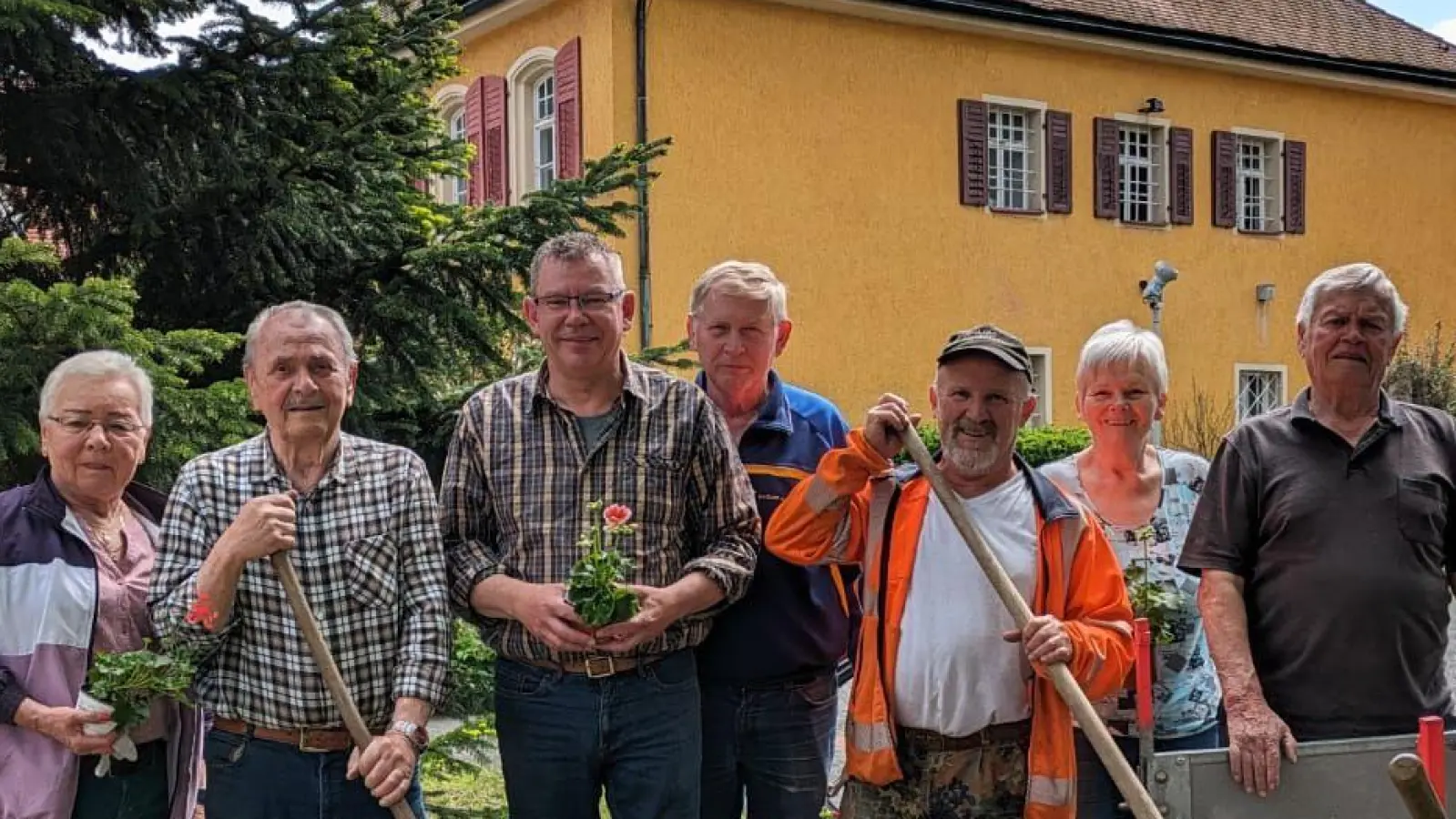 Mitglieder des Obst- und Gartenbauvereins kümmern sich um den Blumenschmuck (von links): Grete Schwemmer, Thomas Görlich, Vorsitzender Helmut Wegele, Andreas Graf, Norbert Jann, Ingrid Hackel und Georg Nagler. (Bild: Anita Hartmann/exb)