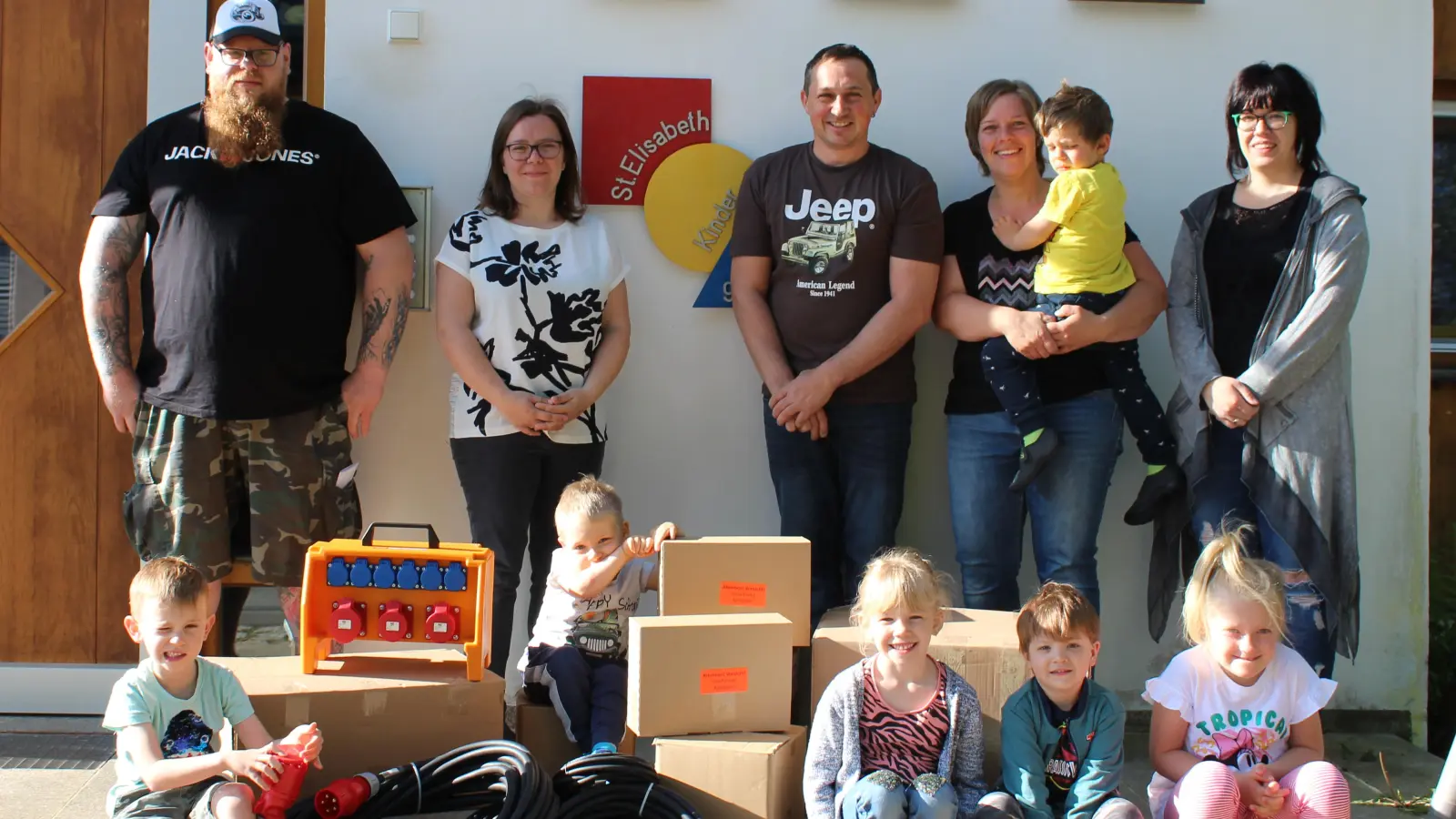 Zur Übergabe des Elektrozubehörs trafen sich (von links) Elternbeiratsmitglied Christopher Linkel, Kindergartenleitung Stefanie Unterburger, Vorsitzender Rudi Schinner sowie die Elternbeiratsmitglieder Bettina Stock und Yvonne Enders. (Bild: Kindergarten St. Elisabeth Erbendorf/exb)