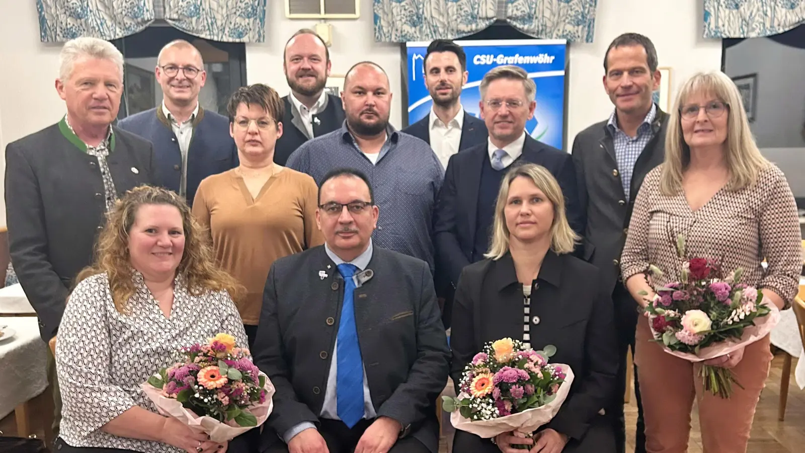 Der neue CSU-Vorsitzende Jürgen Hofmann (Mitte, sitzend) mit seinen Vorstandsmitgliedern. Es gratulierten zweite Bürgermeisterin Anita Heßler (von rechts), Bundestagsabgeordneter Albert Rupprecht Landtagsvizepräsident Tobias Reiß und Landrat Andreas Meier (stehend, Vierter von links).  (Bild: Gerald Morgenstern)