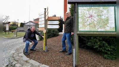 OWV-Vorsitzender Frischmannn und Markierungswart Walter Goldberg montieren witterungsbeständige und langlebige Alu-Dibond-Wegweiser.  (Bild: gz)