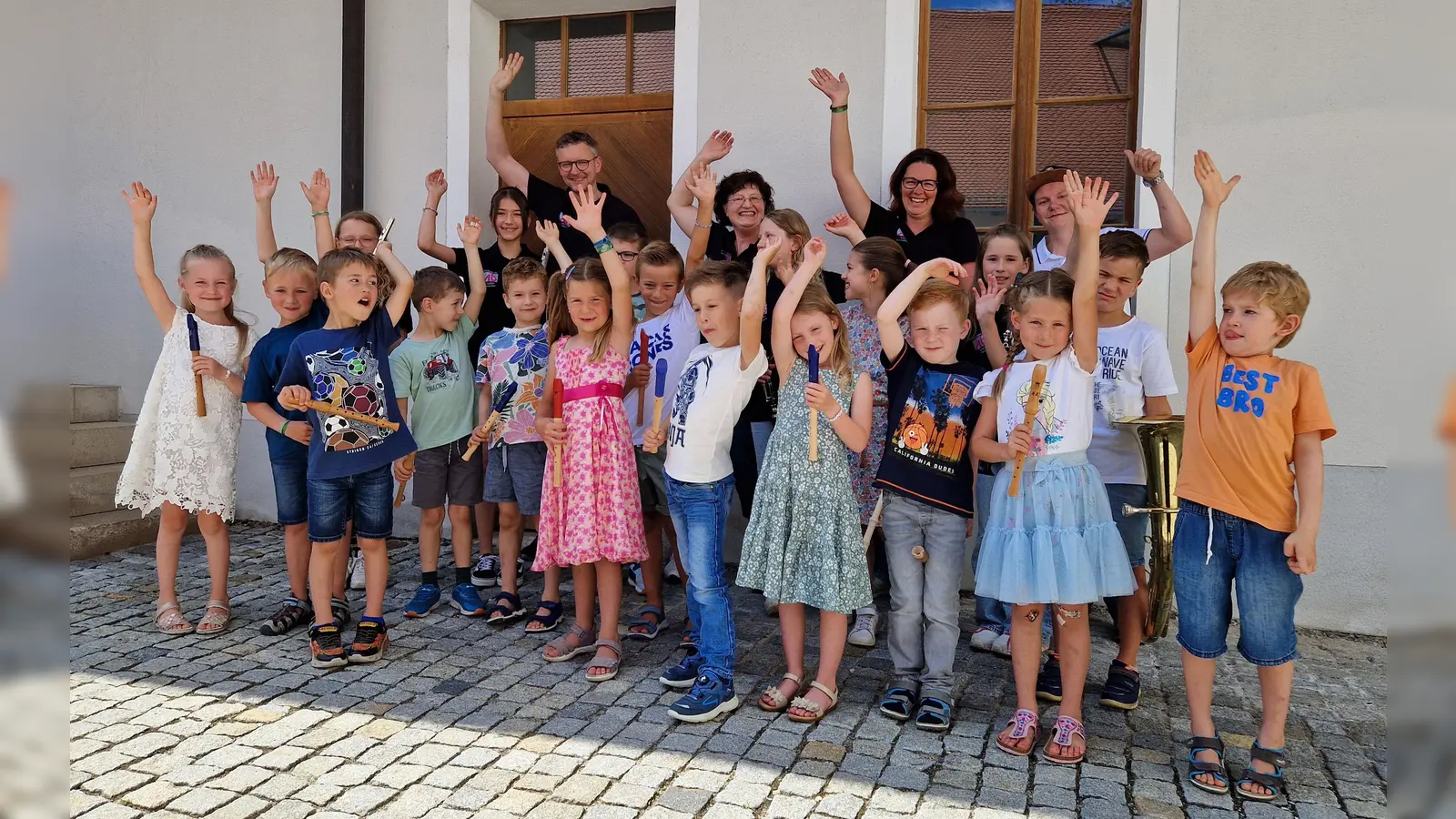 Erfolgreich hat man bei der Blaskapelle St. Ägidius die Ausbildung der Flötengruppe abgeschlossen. Hinten von links Alexander Böhm, Ilona Reheis. Sabine Pilsl und Vorsitzender Andreas Preußl.  (Bild: bö)