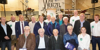 Diese Mitglieder sind seit 60 Jahren oder länger dem TSV Neualbenreuth treu, darunter das Gründungsmitglied Werner Altnöder (sitzend, Mitte). Dazu gratulierten der TSV-Vorstand, Landrat Roland Grillmeier und Bürgermeister Klaus Meyer.  (Bild: Sebastian Bötzl/exb)