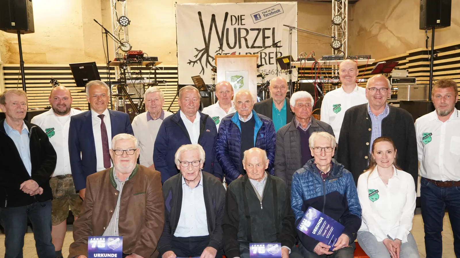 Diese Mitglieder sind seit 60 Jahren oder länger dem TSV Neualbenreuth treu, darunter das Gründungsmitglied Werner Altnöder (sitzend, Mitte). Dazu gratulierten der TSV-Vorstand, Landrat Roland Grillmeier und Bürgermeister Klaus Meyer.  (Bild: Sebastian Bötzl/exb)