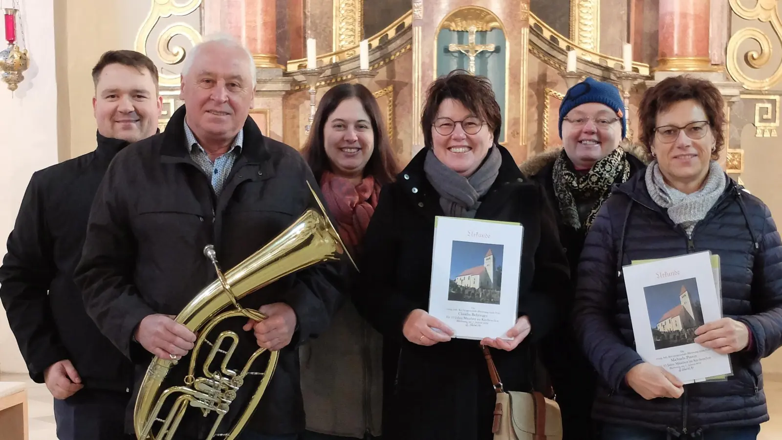 Die Geehrten und Chorleitenden: Martin Schmidt, Hans Luber, Lisa Herbst, Claudia Behringer, Julia Schmidt, Michaela Purrer (Bild: Thomas Schertel)