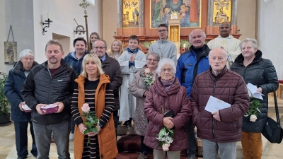 Die Jubilare von links nach rechts: Erste Reihe: Bernhard und Manuela Schmidt 35 Jahre, Karola und Xaver Rosner, 63 Jahre. Zweite Reihe: Lothar und Isolde Hey 30 Jahre, Josef und Monika Zimmerer 55 Jahre, Helmut und Anita Stellmacher 50 Jahre. (Bild: Elfriede Schwarzmeier)