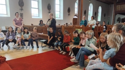 Auf dem Bild das Familiengottesdienstteam und die Kinder bei der Andacht in der Pfarrkirche Neusorg. (Bild: Alexander Hörl)