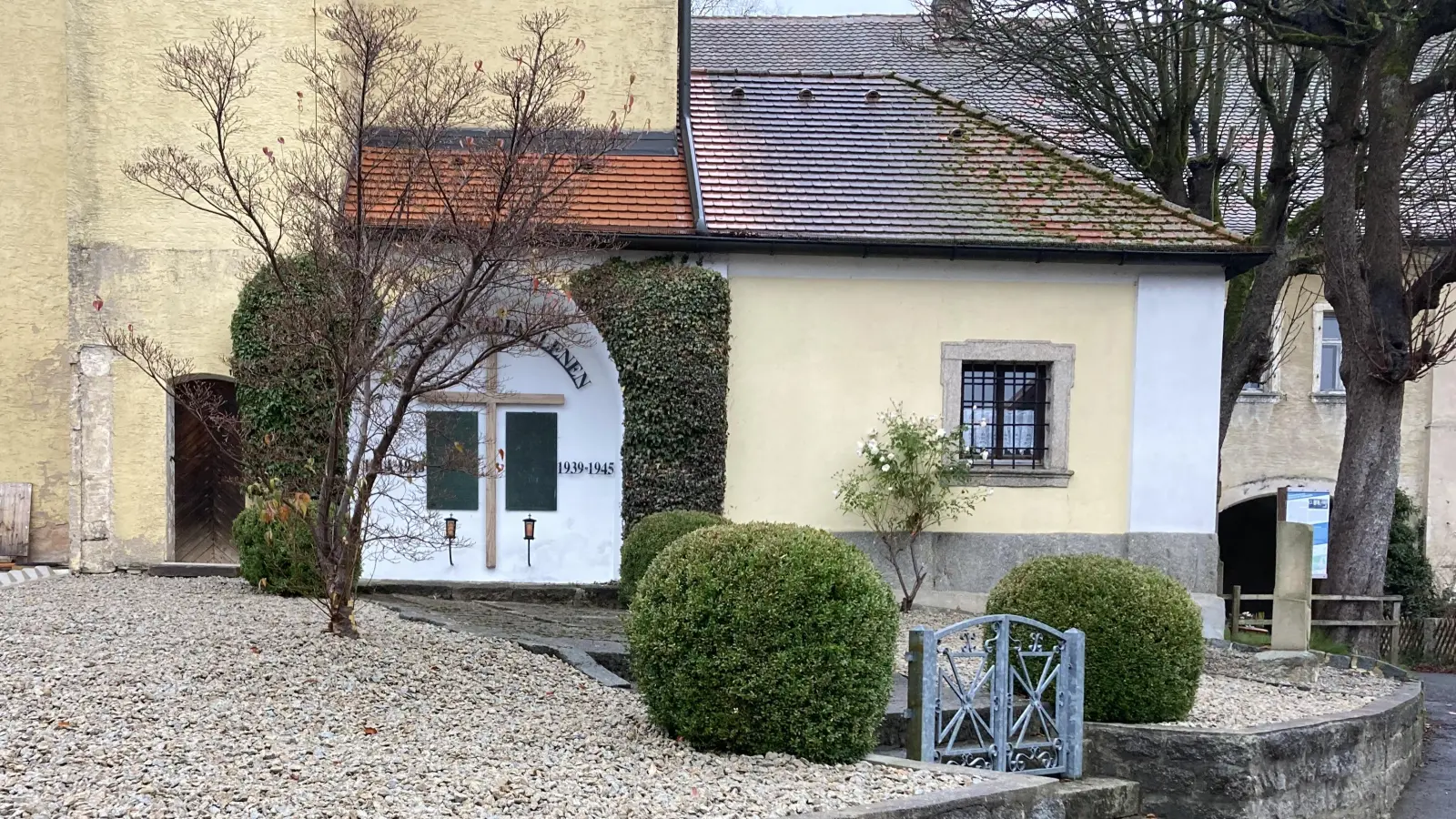 Rechtzeitig zum Volkstrauertag wurde das Kriegerdenkmal in Thanhausen fertiggestellt. (Bild: Bernd Schwamberger)