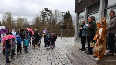 Trotz Regens kamen viele Familien zur Ostereier-Suchaktion. (Bild: Stadt Tirschenreuth/exb)