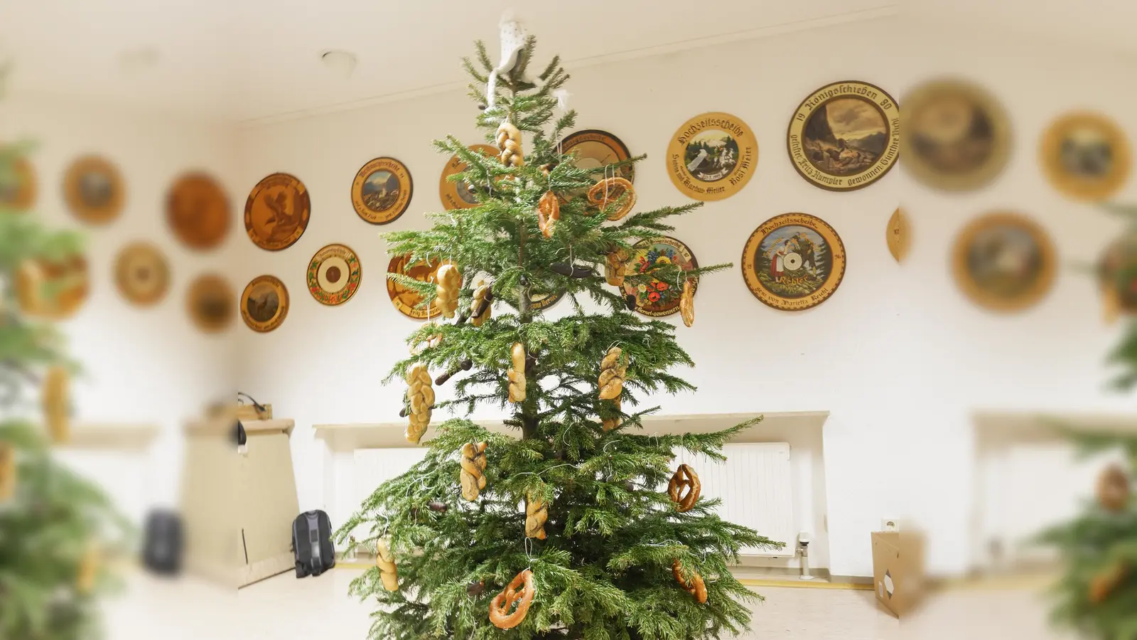 Jedes Jahr ein Highlight. Der reichlich geschmückte Christbaum macht den Abschluss.  (Bild: Tobias Becht )