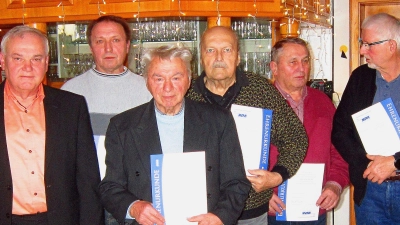 Auch Bürgermeister Günter Kopp (von links) gratulierte den Geehrten Gerhard Prechtl, Georg Schroll, Hans Kreuzer, Joachim Reger und Norbert Stahl. (Bild: Gemeinde Kulmain/exb)