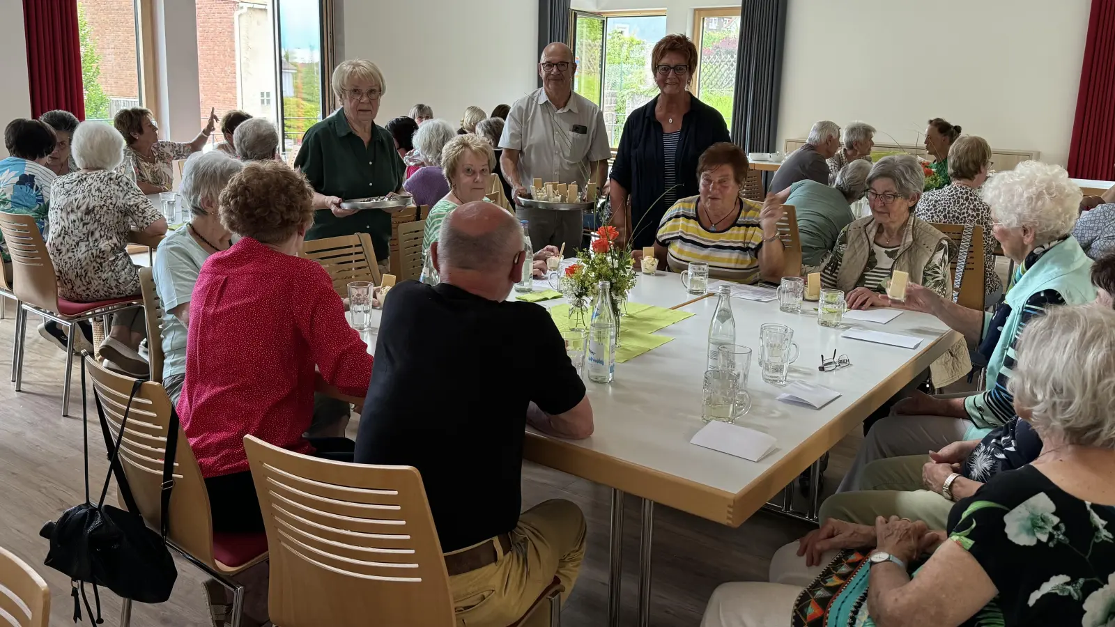 Das Team rund um Kunigunde Hanauer serviert Nachspeisen an den Tischen (Bild: Alexander Hösl/exb)