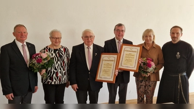 Peter Kochherr (3. von links) und daneben Bernd Ulbrich, wurden von Vorstand Alois Graf (links) zu Ehrenmitgliedern ernannt. Mit auf dem Bild die Ehefrauen der Beiden sowie Pater Dominikus Hartmann. (Bild: Manfred Bäumler)