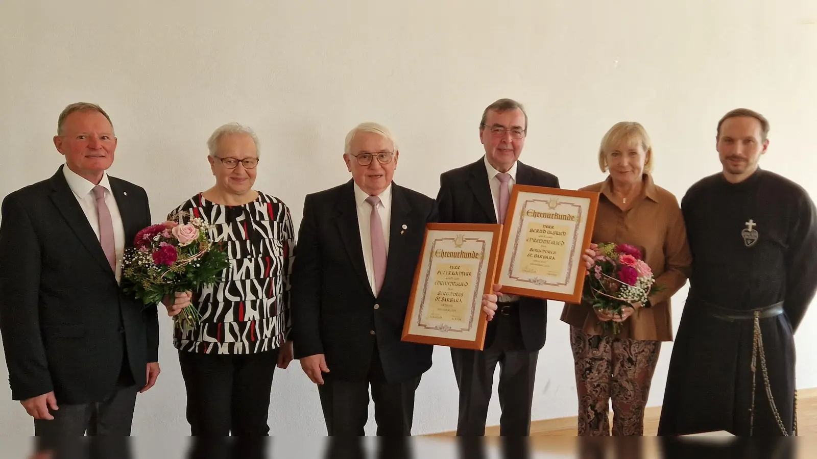 Peter Kochherr (3. von links) und daneben Bernd Ulbrich, wurden von Vorstand Alois Graf (links) zu Ehrenmitgliedern ernannt. Mit auf dem Bild die Ehefrauen der Beiden sowie Pater Dominikus Hartmann. (Bild: Manfred Bäumler)