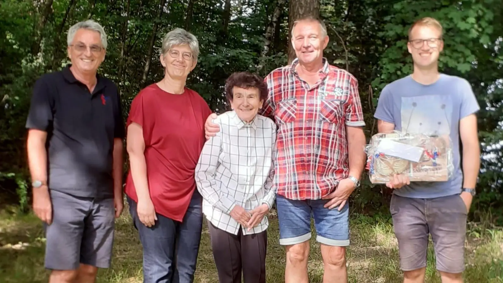 Die beiden Vorsitzenden der Theatergruppe Tiefenbach, Ludwig Prögler und Renate Zimmermann, zusammen mit den aus der Vorstandschaft ausgeschiedenen Mitgliedern: Matthias Pregler, Ludwig Pregler und Lydia Bücherl.  (Bild: Ludwig Prögler)