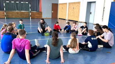 Spielenachmittag Kolpingfamilie Waldthurn mit Roman Klos (Mitte) (Bild: Andrea Weig)