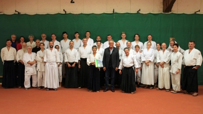 Im Bild zu sehen die am Lehrgang anwesenden Aikidoka. Vorne mittig Donatella Lagorio neben Erstem Bürgermeister Franz Stahl und Margret Schels. (Bild: Gottfried Fröhlich)