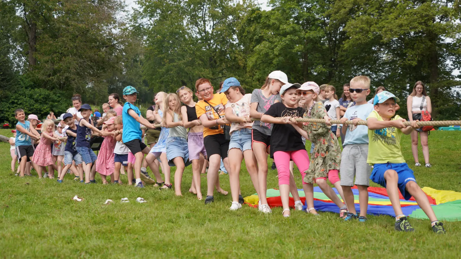 Seilziehen beim Ferienprogramm des Jungen Landvolks Waldthurn (Bild: Franz Völkl)