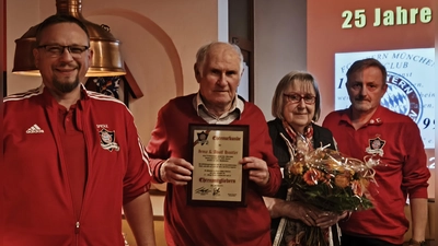 von links: Präsident Sandro Spickenreuther, Ehrenmitglieder Adolf und Irma Hastler, stellv. Präsident Ulrich Rückerl (Bild:  Denise Wolf)