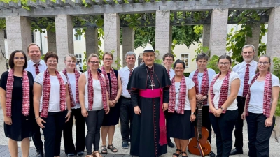 Bischof Rudolf Voderholzer dankte im Kreuzgang des Ordinariats dem Chor „Cantart” mit Leiterin Elisabeth König (Vierte von rechts) für den engagierten Auftritt. <br> (Bild: Theresa Uhl)