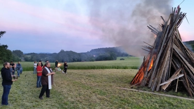 Pfarrer Albert Hölzl segnete das Johannisfeuer in Tiefenbach am Waldbad und die vielen Besucher. (Bild: Nikolaus Scherr)