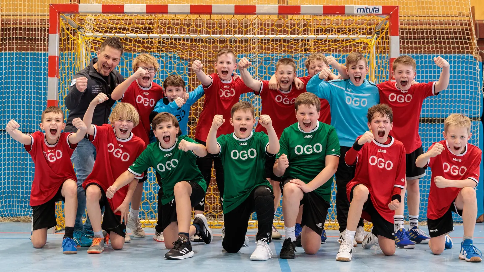 Unbändige Freude herrschte beim frischgebackenen Bayerischen Meister im Schulhandball zusammen mit seinem Betreuer Michael Teplitzky.  (Bild: Guenter Uschold)