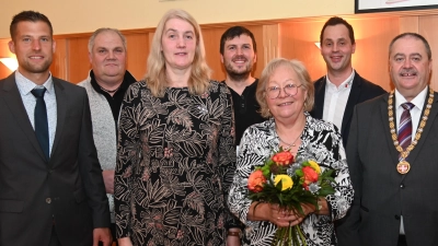 Blutspender werden geehrt und das Sitzungsgeld an den SkF übergeben (von links): Dritter Bürgermeister Dominik Obermeier, Gerhard Franz, Zweite Bürgermeisterin Susanne Lindner, Norbert Kohl, SkF-Vorsitzende Marianne Gutwein, BRK-Kreisgeschäftsführer Sebastian Schaller und Bürgermeister Peter Dotzler. (Bild: gf)