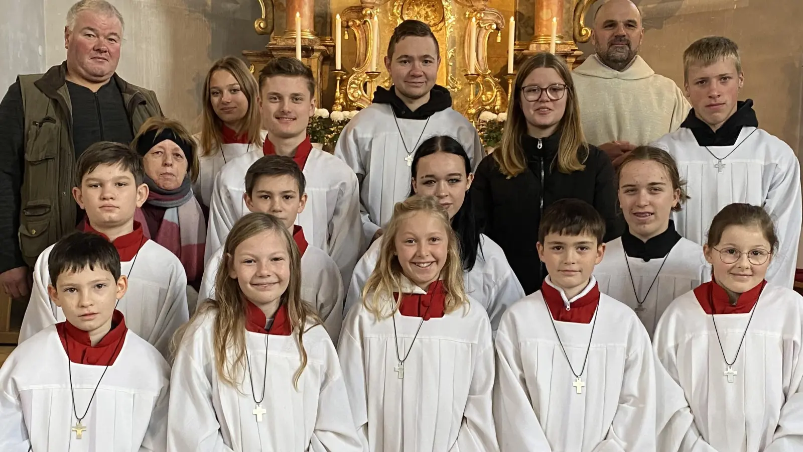 Neuaufnahmen und Verabschiedungen gibt es bei den Weiherner Ministranten. Mit im Bild Pfarrer und Kirchenverwalter. (Bild: Raab/exb)