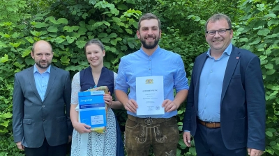 v.l.n.r.: Fachbereichsleiter Nahrung am BSZ, Bernd Roth, Birgitta Rickauer, Jakob Stepper, Obermeister der Metzger-Innung Amberg-Sulzbach, Daniel Hirsch. (Bild: Lena Altmann)