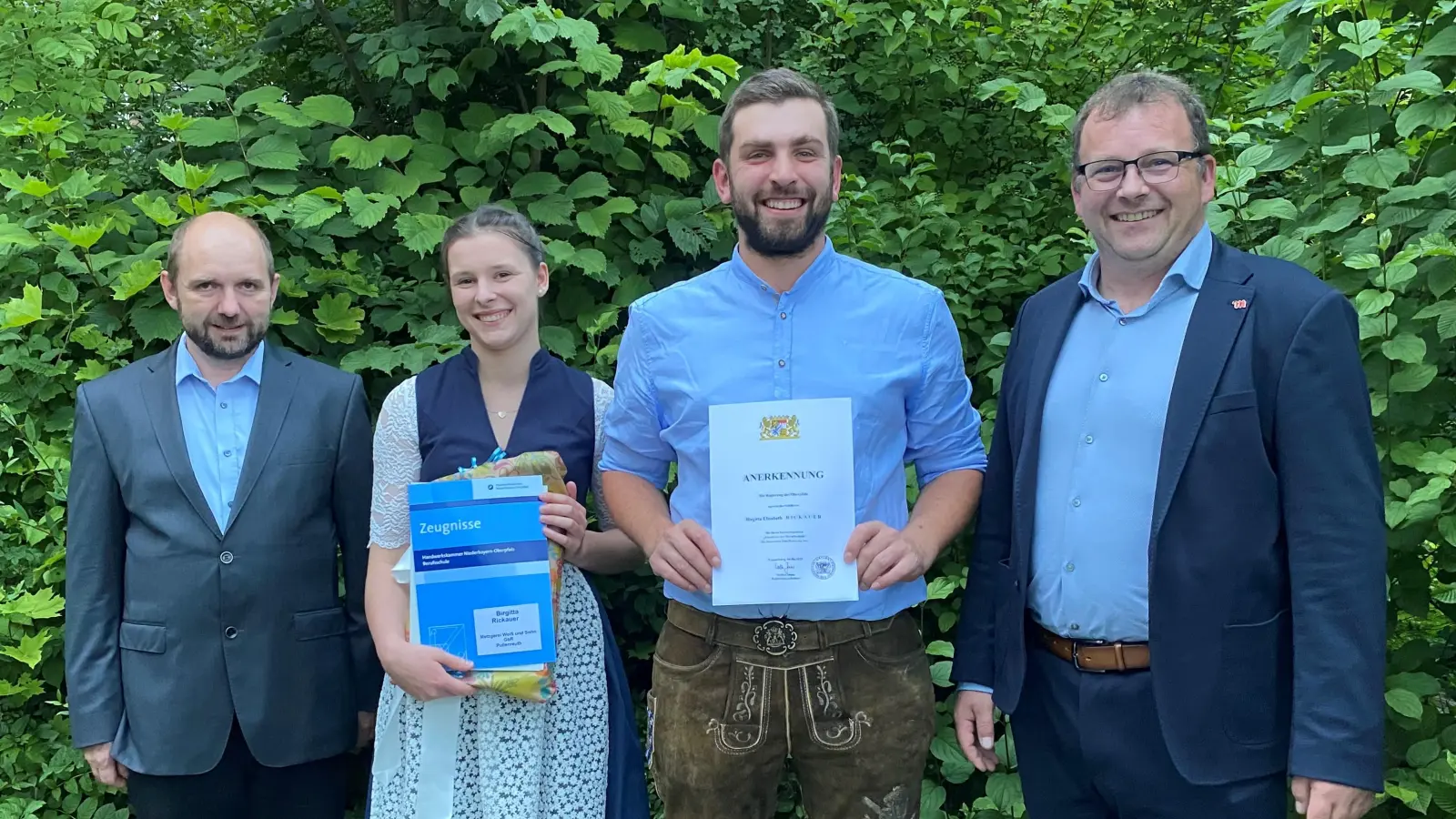 v.l.n.r.: Fachbereichsleiter Nahrung am BSZ, Bernd Roth, Birgitta Rickauer, Jakob Stepper, Obermeister der Metzger-Innung Amberg-Sulzbach, Daniel Hirsch. (Bild: Lena Altmann)