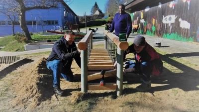 Ehrenamtliche Stunden in die Sicherheit der Kinder investieren Kirchenrat Karl Schmid und Martin Nickl (von rechts), hier mit Kaplan Basil. (Bild: gz)