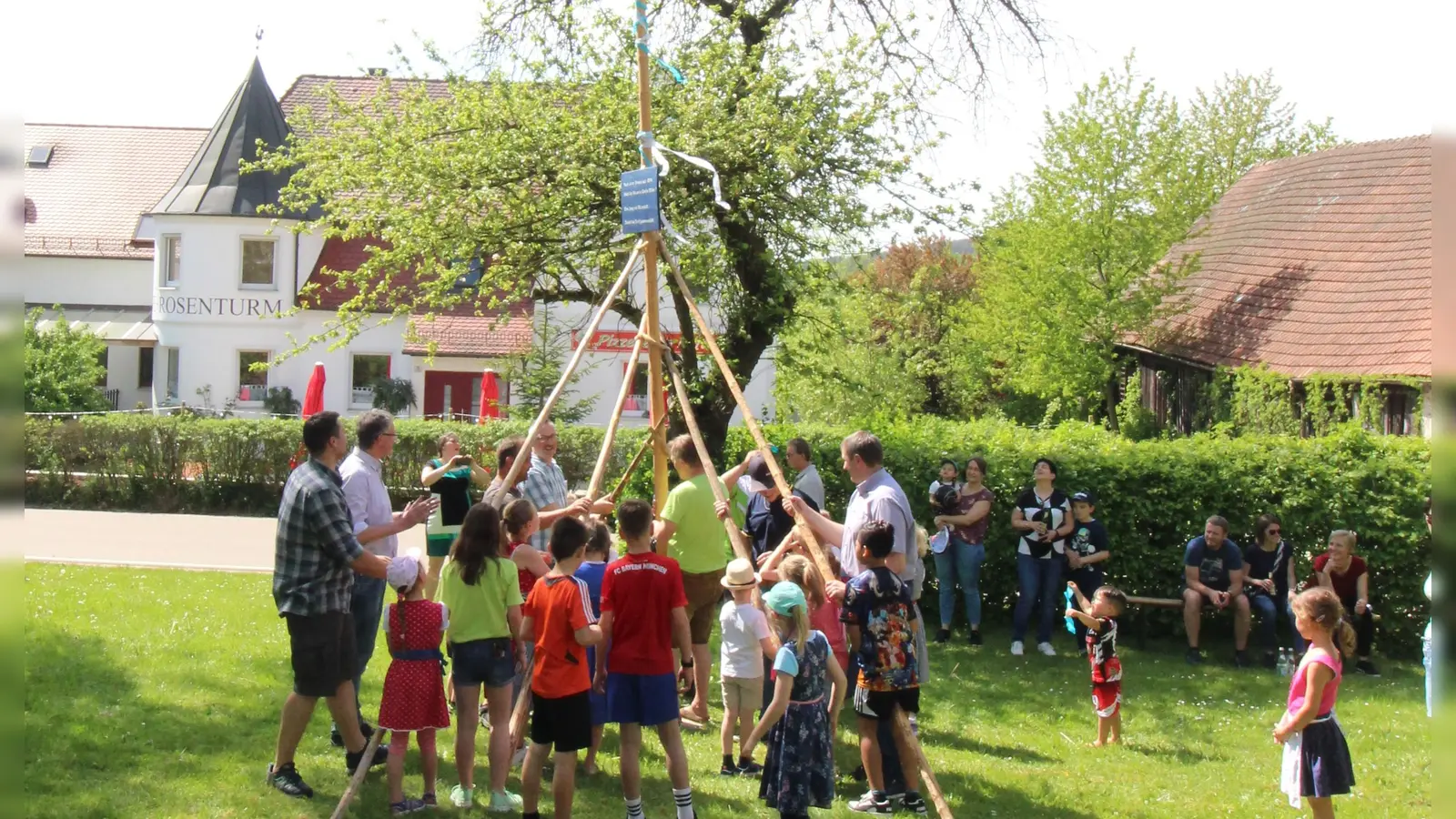 Jung und alt stellten gemeinsam den Maibaum auf.  (Bild: Martina Fischer)